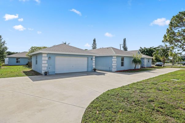 Attached, Exterior, Facade, Ranch