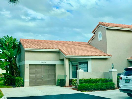 Attached, Exterior, Facade, Mediterranean