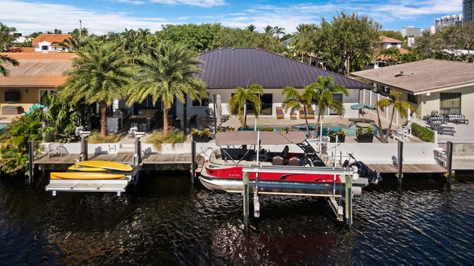 Exterior, Lake