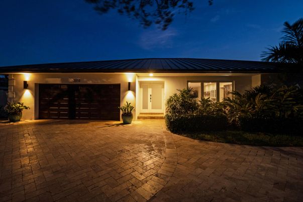 Attached, Exterior, Facade, Ranch