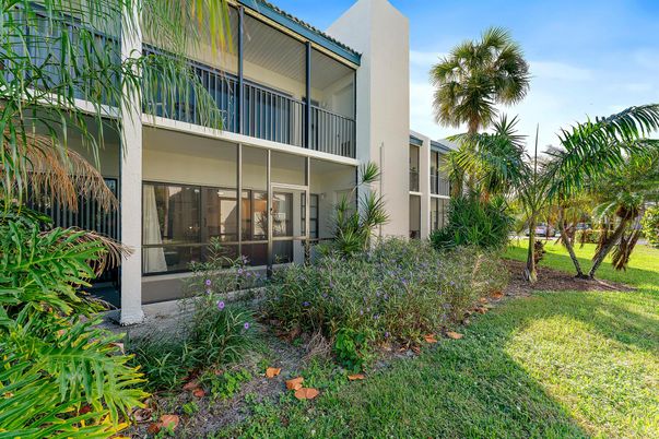 Backyard, Exterior, Facade, Modern