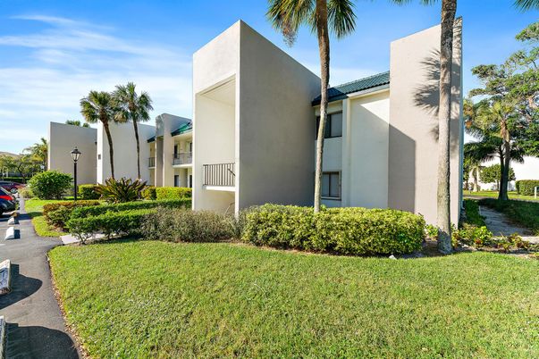 Backyard, Exterior, Facade, Modern