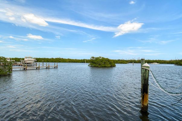 Exterior, Lake