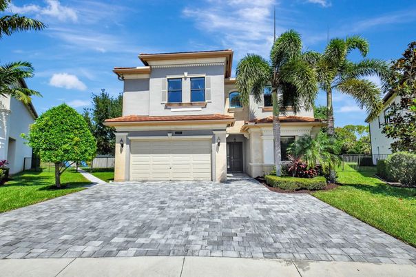 Attached, Exterior, Facade, Mediterranean