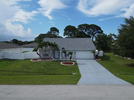 Attached, Exterior, Facade, Ranch