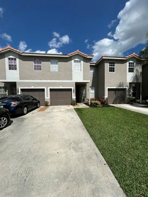 Attached, Exterior, Facade, Mediterranean