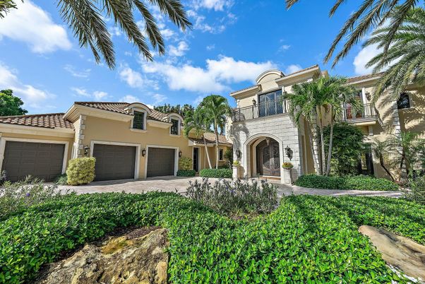 Attached, Exterior, Facade, Mediterranean