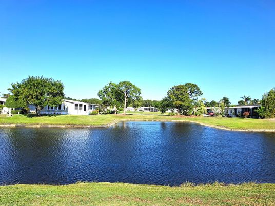 Exterior, Lake