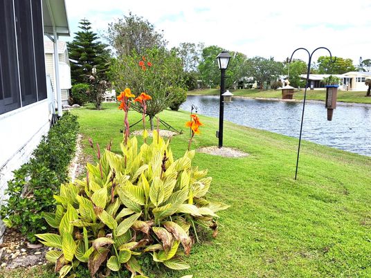 Exterior, Lake