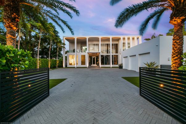 Attached, Backyard, Exterior, Facade, Modern
