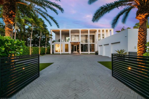 Attached, Backyard, Exterior, Facade, Modern