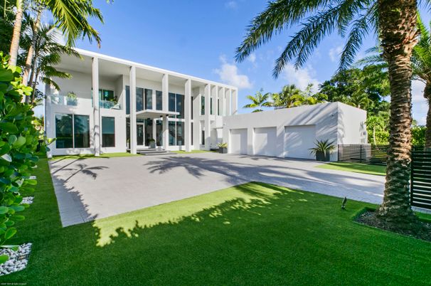 Attached, Exterior, Facade, Modern