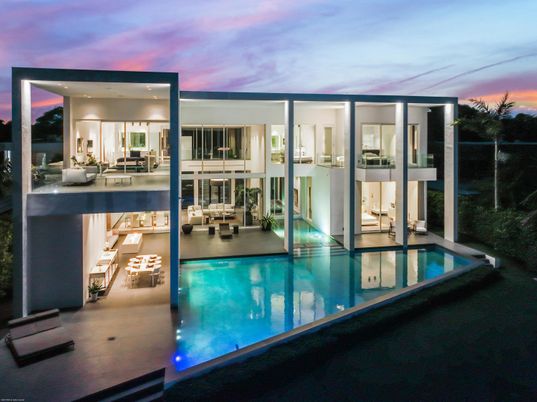 Exterior, Facade, Pool, Modern