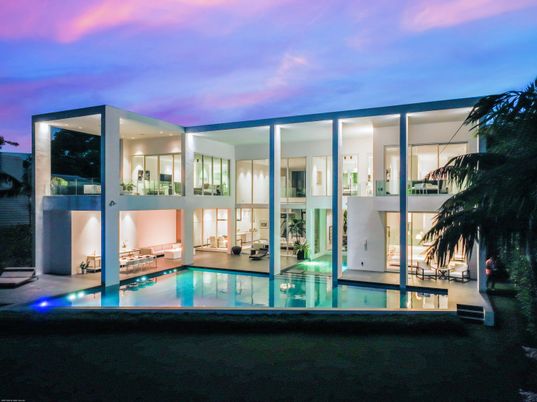Exterior, Facade, Pool, Modern