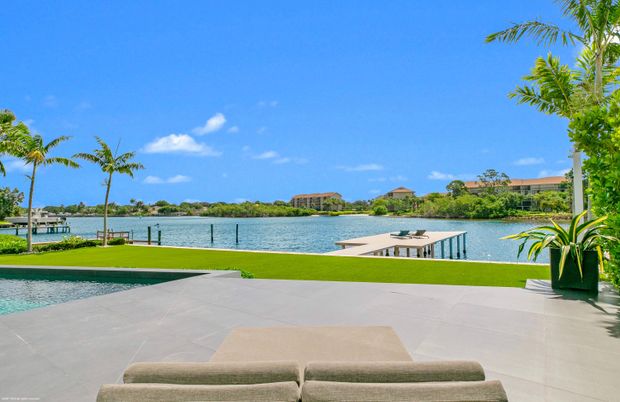 Exterior, Lake
