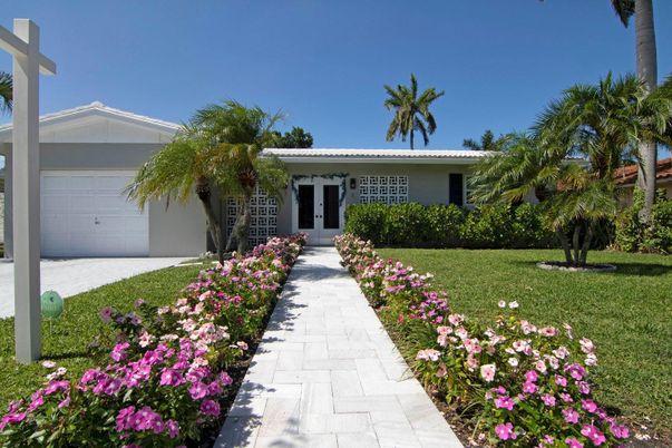 Attached, Exterior, Facade, Ranch