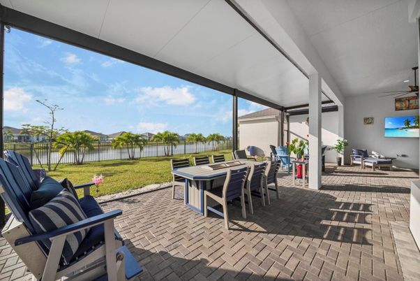 Exterior, Interior, Sun Room, Water