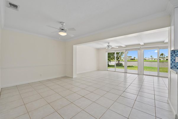 Empty room, Interior