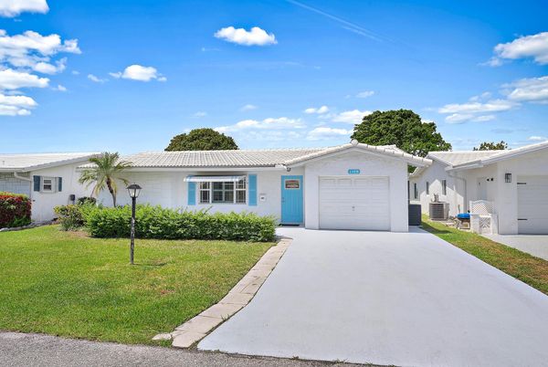 Attached, Exterior, Facade, Ranch
