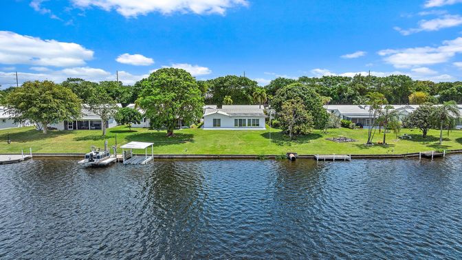 Exterior, Lake