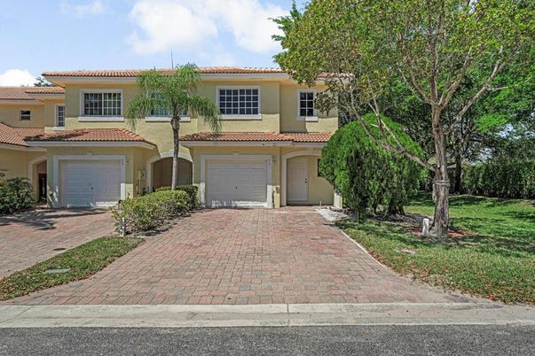 Attached, Exterior, Facade, Mediterranean