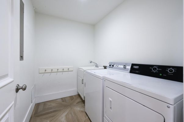 Interior, Recessed Lighting, Washer, Wood Texture Flooring