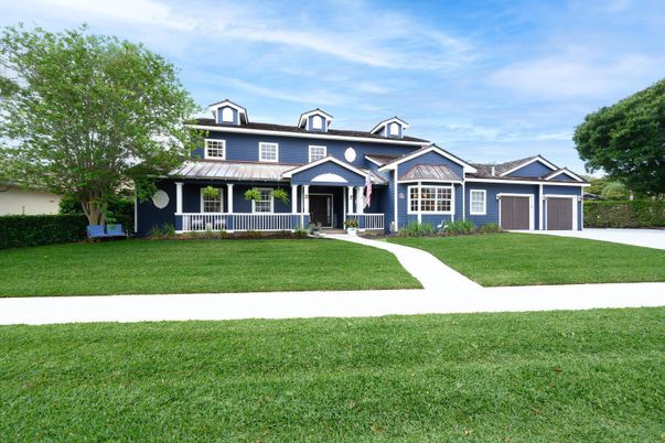 Attached, Backyard, Exterior, Facade, Queen Anne Victorian