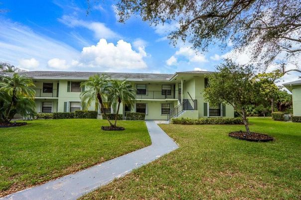 Backyard, Exterior, Facade, Ranch