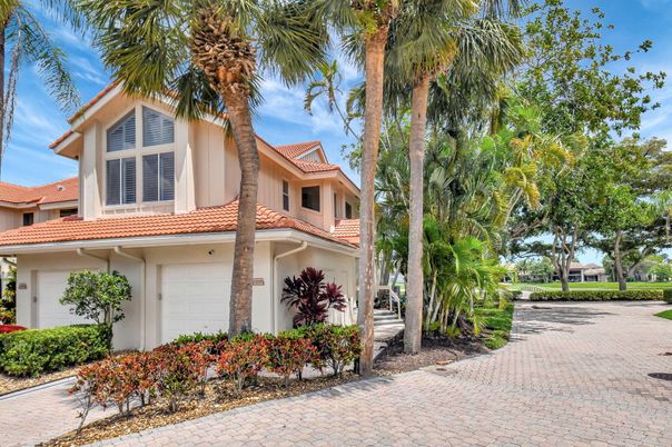 Attached, Exterior, Facade, Mediterranean