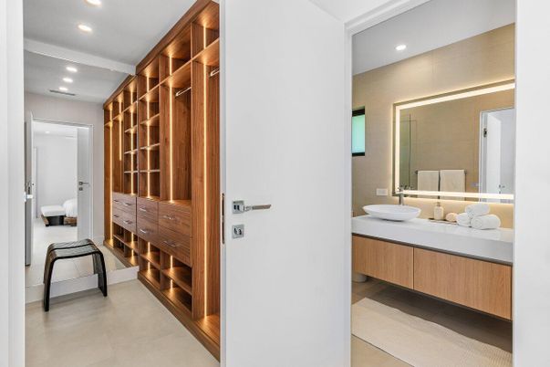 Bathroom, Dual Sink Vanities, Interior, Recessed Lighting
