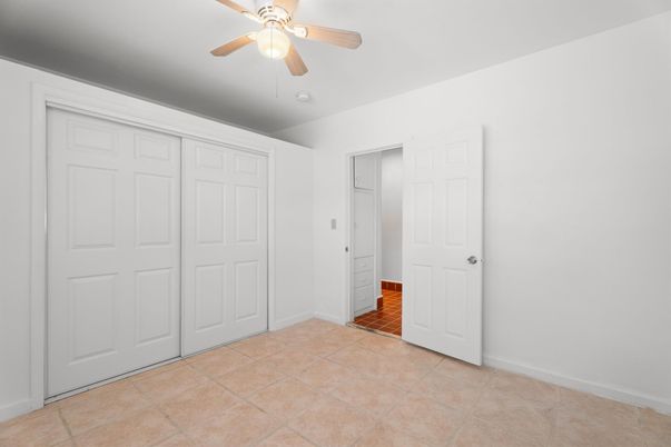 Empty room, Interior