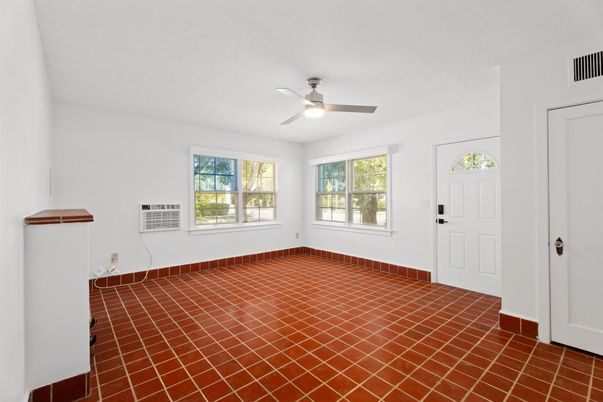 Empty room, Interior