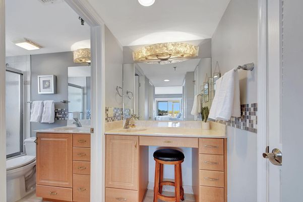 Bathroom, Dual Sink Vanities, Interior, Recessed Lighting