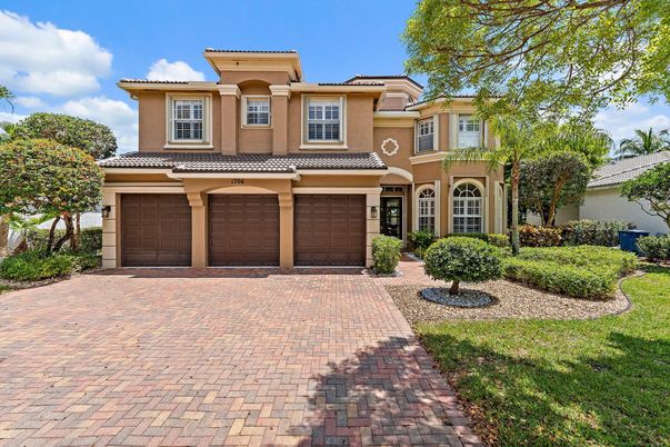 Attached, Exterior, Facade, Mediterranean