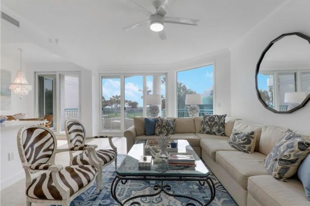 Chandelier, Dining room, Interior, Living room