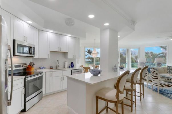 Chandelier, Dining room, Interior, Kitchen, Recessed Lighting, Stainless Steel Appliances