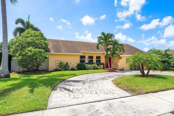 Backyard, Exterior, Facade, Ranch