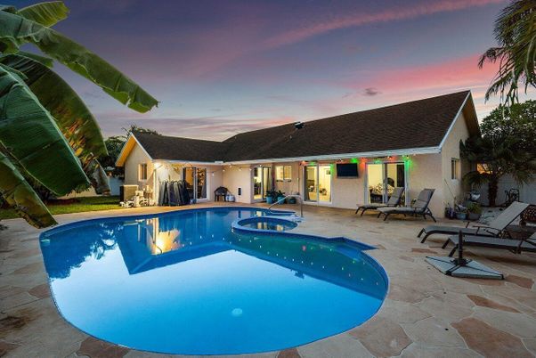Exterior, Pool