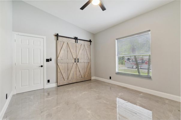 Empty room, Interior