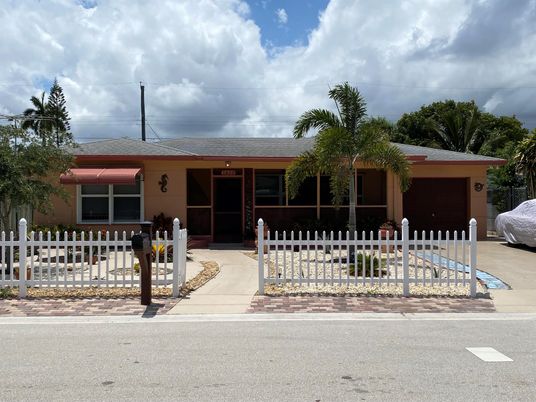Attached, Exterior, Facade, Ranch