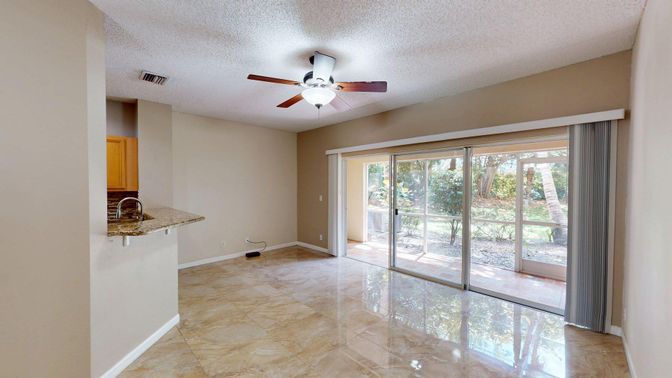 Empty room, Interior