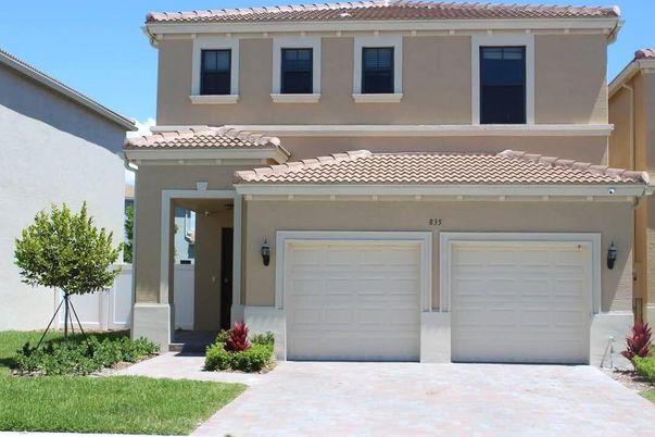 Attached, Exterior, Facade, Mediterranean