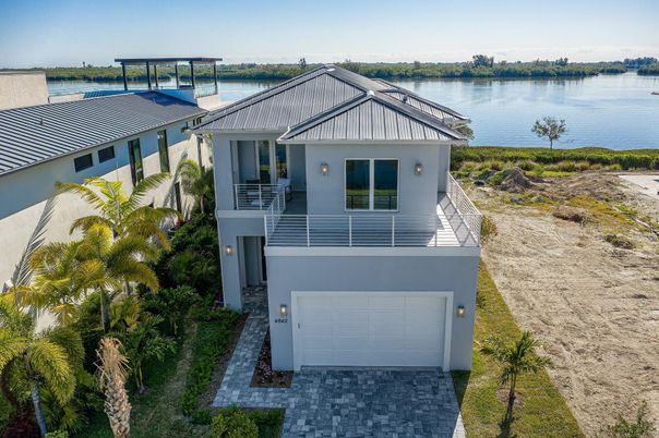 Attached, Exterior, Facade, Water, Modern