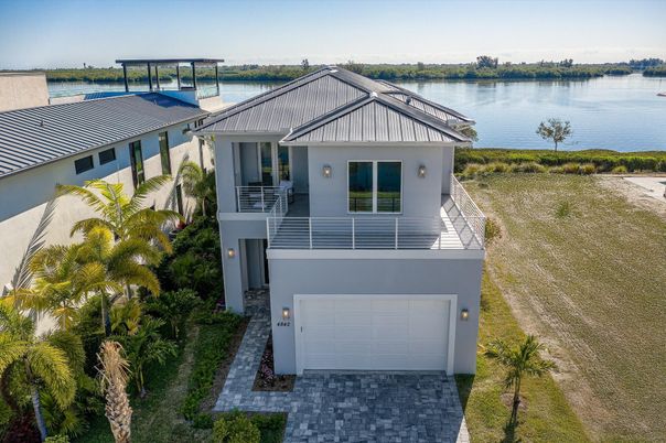 Attached, Exterior, Facade, Water, Modern