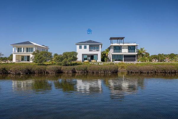 Exterior, Lake