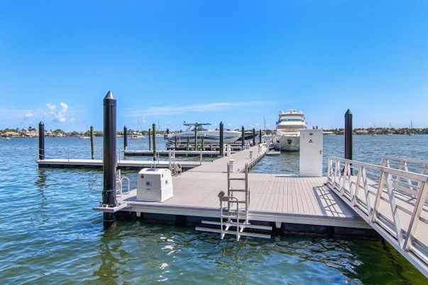 Exterior, Lake