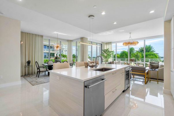 Dining room, Interior, Kitchen, Living room, Pendant Lights, Recessed Lighting, Stainless Steel Appliances