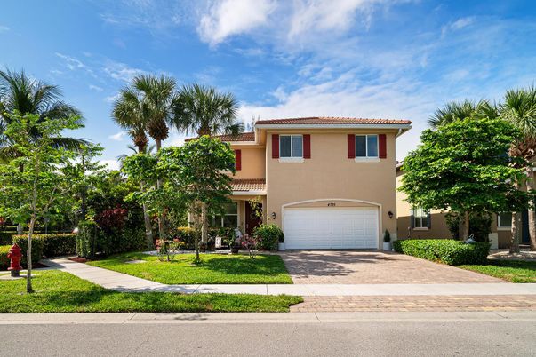 Attached, Exterior, Facade, Mediterranean