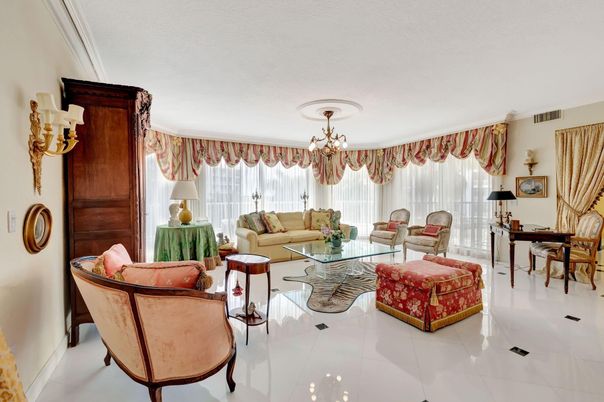 Chandelier, Dining room, Interior, Living room