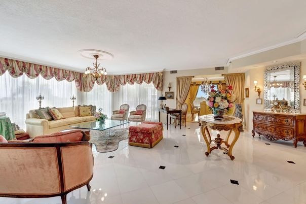 Chandelier, Interior, Living room